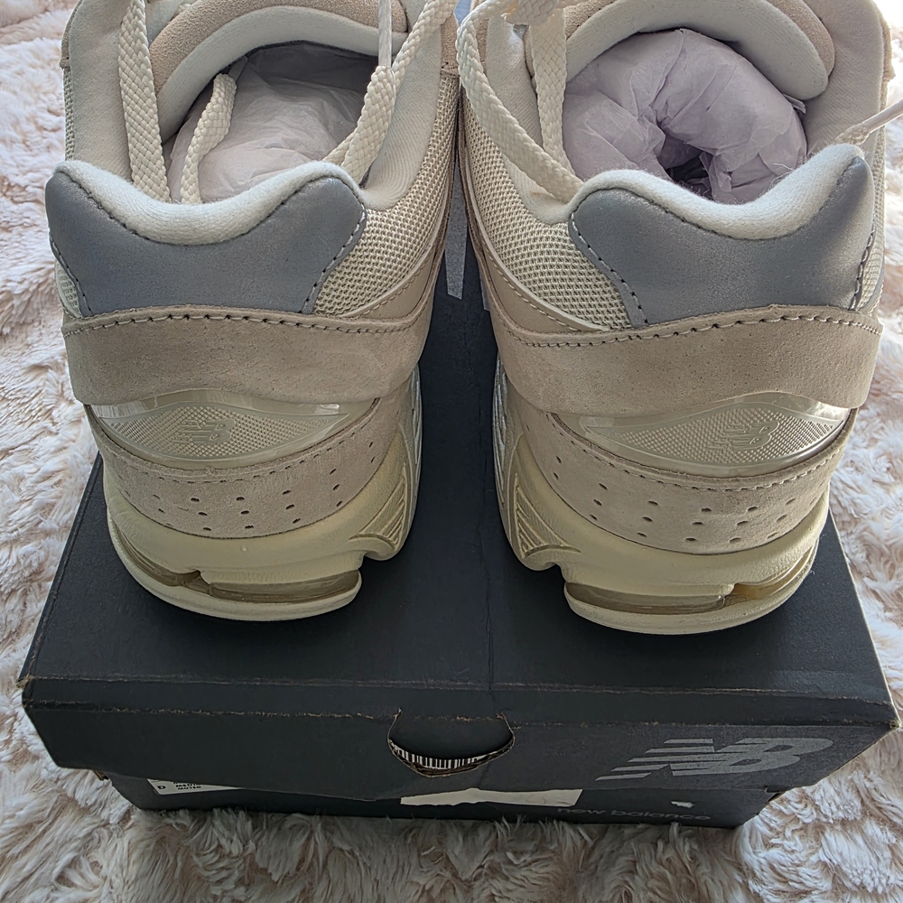 New Balance Cream Sneakers - Picture 6 of 6